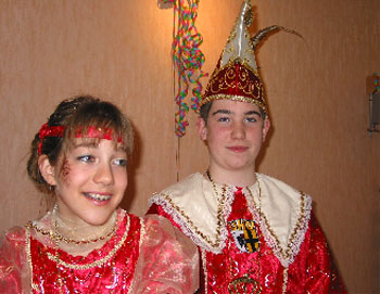 Das Kinderprinzenpaar 2003 - Prinz Jonas I. (Eul) und Prinzessin Nina II. (Hauer) wünscht allen Närrinnen und Narren viel Spass am Karneval 2003 ...