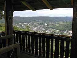 Von der Aussichtsplattform auf der Lingelslay hat man eine wunderschöne Aussicht auf`s Sauertal und Bollendorf