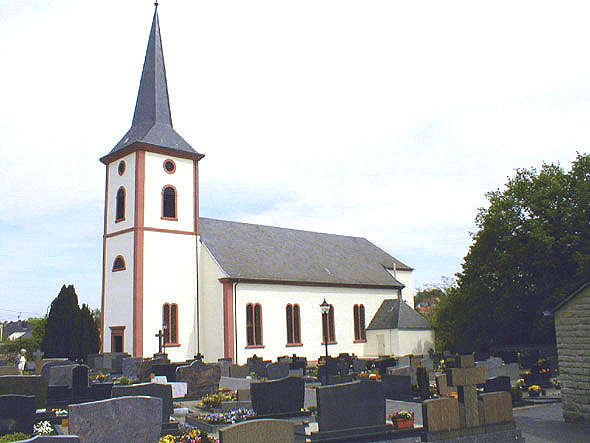 Die Pfarrkirche in Ferschweiler mit Friedhof