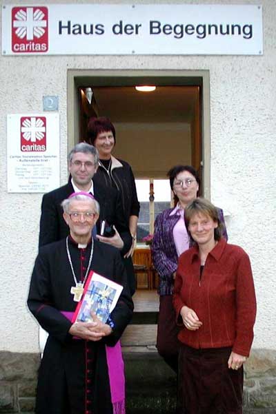 Weihbischof Leo Schwarz mit Pastor Monshausen und den Mitarbeiterinnen vor dem Cariatshaus der Begegnung in Irrel
