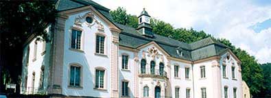 Die Welt des Barocks steht bei dieser Tour im Vordergrund. Schloss Weilerbach, ein kunst- und kulturgeschichtliches Juwel, bietet diese im Überfluss. Die Wanderer passieren an diesem Tag Architektur aus über 1000 Jahren! 