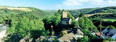 In Daleiden beginnt der vierte Wanderspaß-Tag. Über den Matthiasweg, der zum Grab des Apostels Matthias in Trier führt, erschließt sich eine abwechslungsreiche Landschaft ins historische Dasburg und das romantische Ourtal.